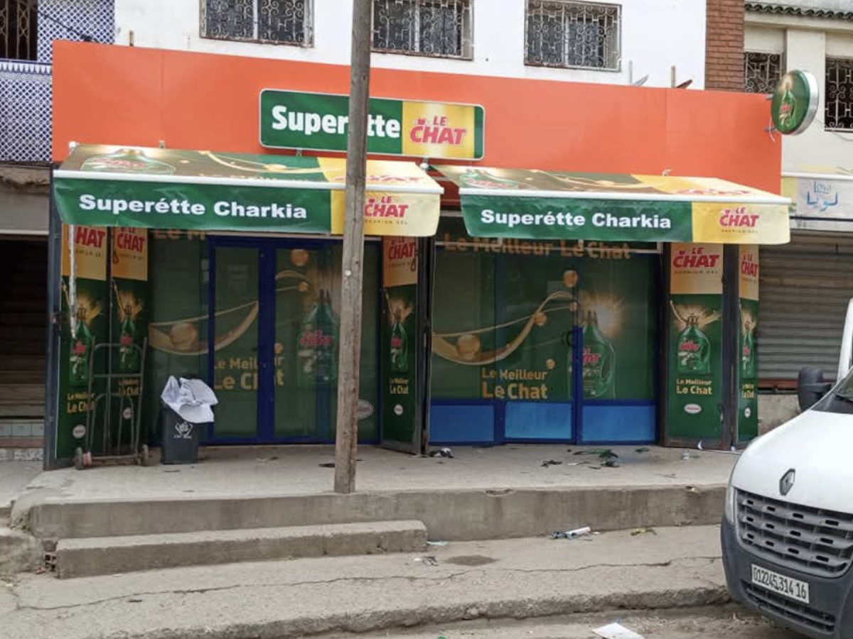 Habillage vitrine Superette Charkia pour Le Chat