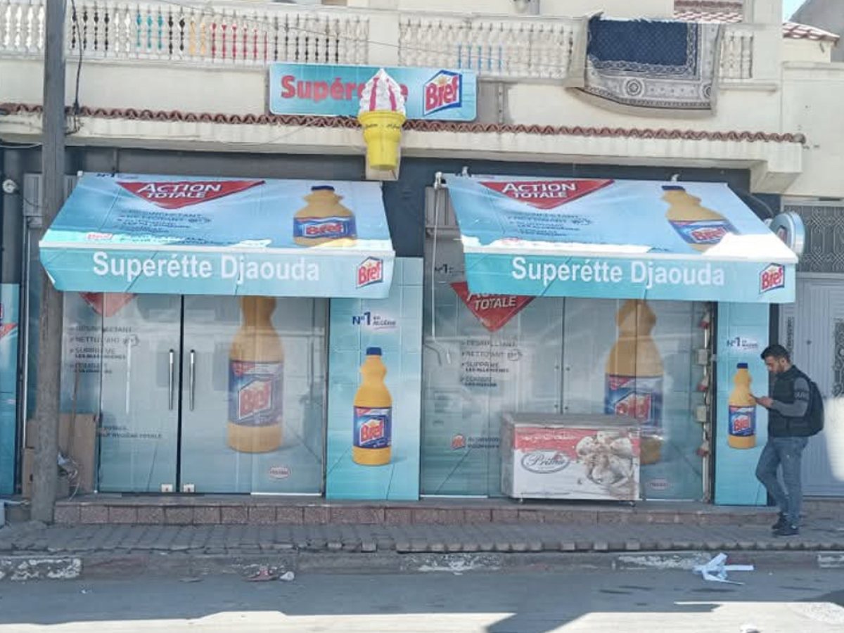 Habillage vitrine Superette Djaouda pour Bref