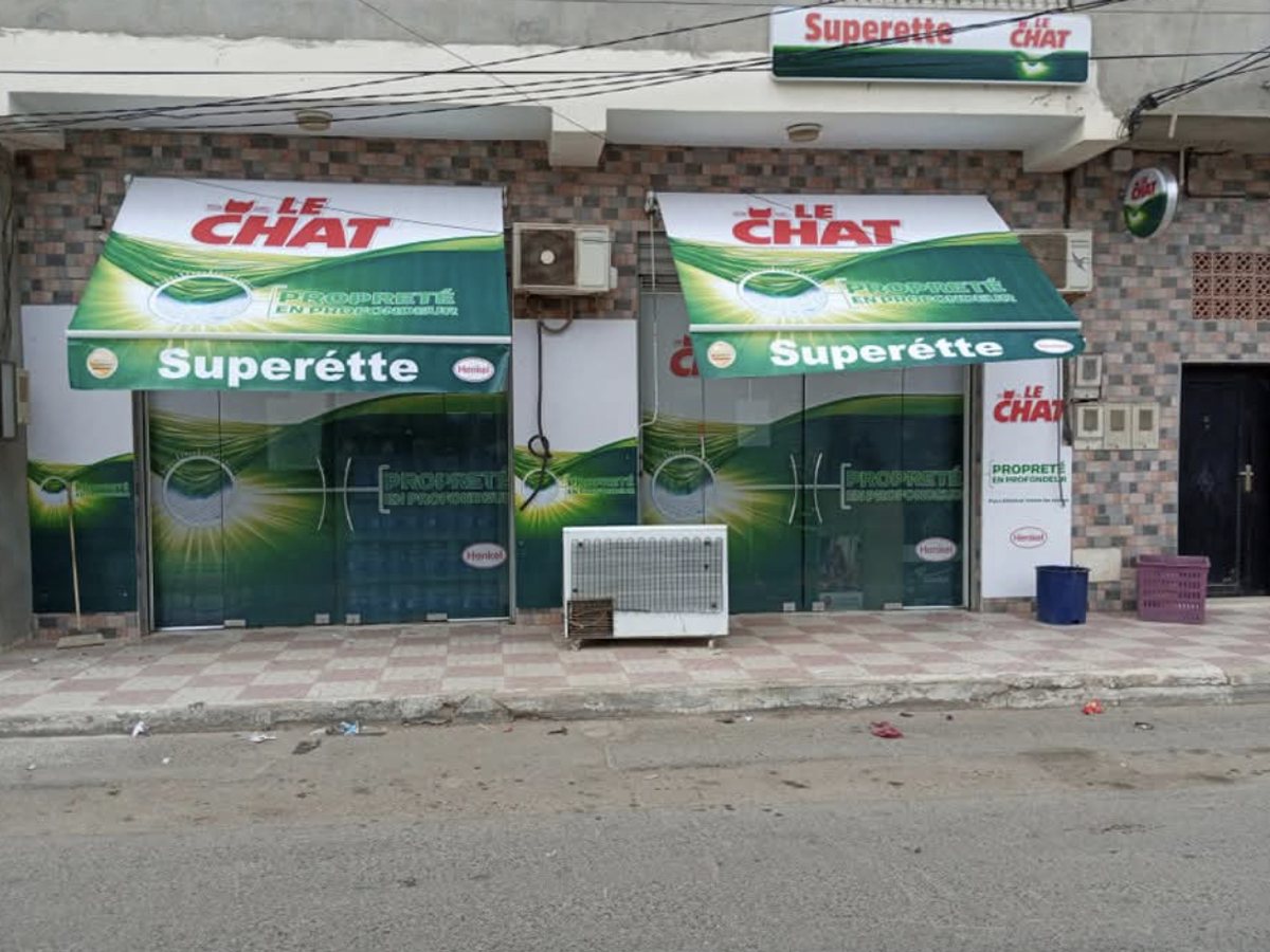 Habillage vitrine superette pour Le Chat et Henkel